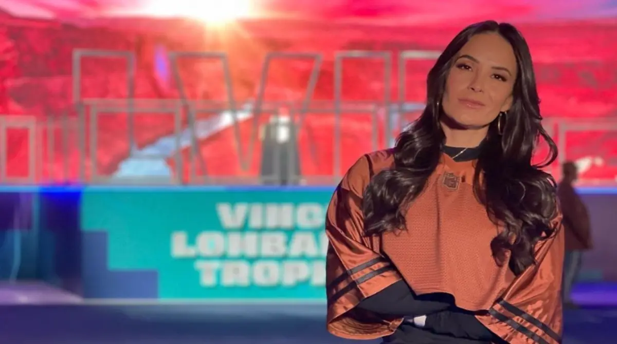 Gina Holgu&iacute;n es una de las conductoras del momento, pues es parte de la parrilla principal de TUDN, quien tambi&eacute;n es actriz y no solo se ha dedicado a los deportes, ya que tambi&eacute;n form&oacute; parte de programas de televisi&oacute;n y es una fan&aacute;tica y tambi&eacute;n jugadora de basquetbol, y ha tenido la oportunidad de cubrir grandes eventos, entre ellos un Super Bowl y Qatar 2022.
