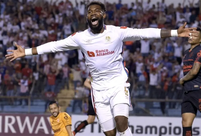 El Olimpia de Honduras gole&oacute; al Atlas con todo y gol de vaselina.