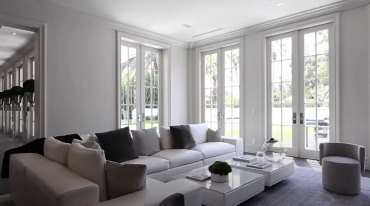 Para Floyd una casa estilizada, que luzca amplia, iluminada y que tenga colores neutros es lo que le da el toque exclusivo y moderno que él busca, según sus declaraciones al canal Architectural Digest. 