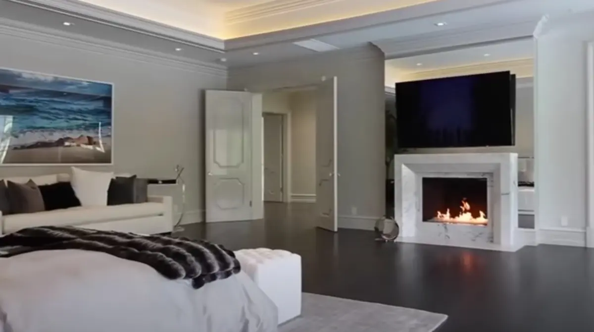 Así se ve la recámara principal de la mansión del considerado mejor boxeador de la época moderna, con su propia chimenea, un sauna, vestidor y baño completo, de los que hay 10 en toda la casa.
