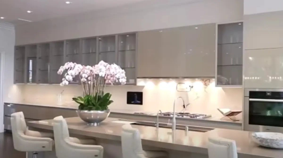 La cocina de la mansión en Beverly Hills es uno de los lugares más amplios, en donde Floyd recibe a la mayoría de sus visitas, aunque casi nunca cocina, admitió en una entrevista.