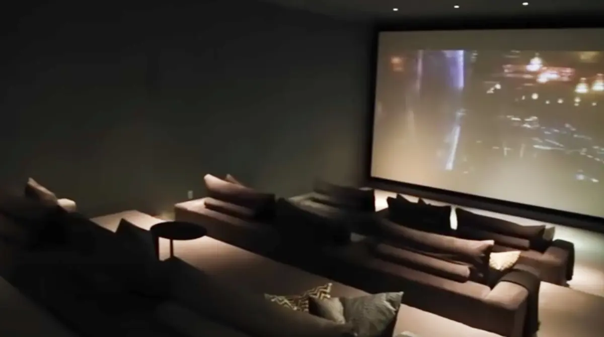 La mansión cuenta con una sala de cine, sin duda una de las habitaciones más usadas por parte de Mayweather, que suele proyectar sus entrenamientos o peleas y lo muestra en su cuenta de Instagram