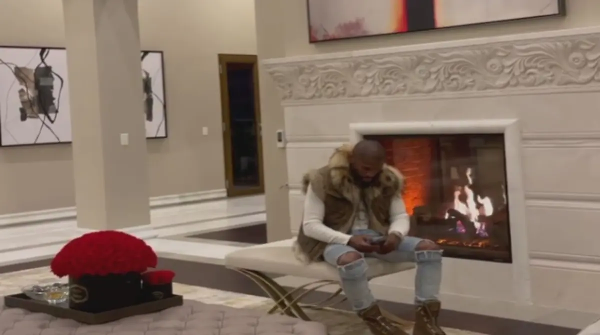 Su colección de arte en la estancia principal junto a una de las chimeneas más grandes de la casa es uno de los 'spots' en los que más posa, y también el primero que grabó y subió a Instagram y mostrar a sus seguidores su nueva mansión.