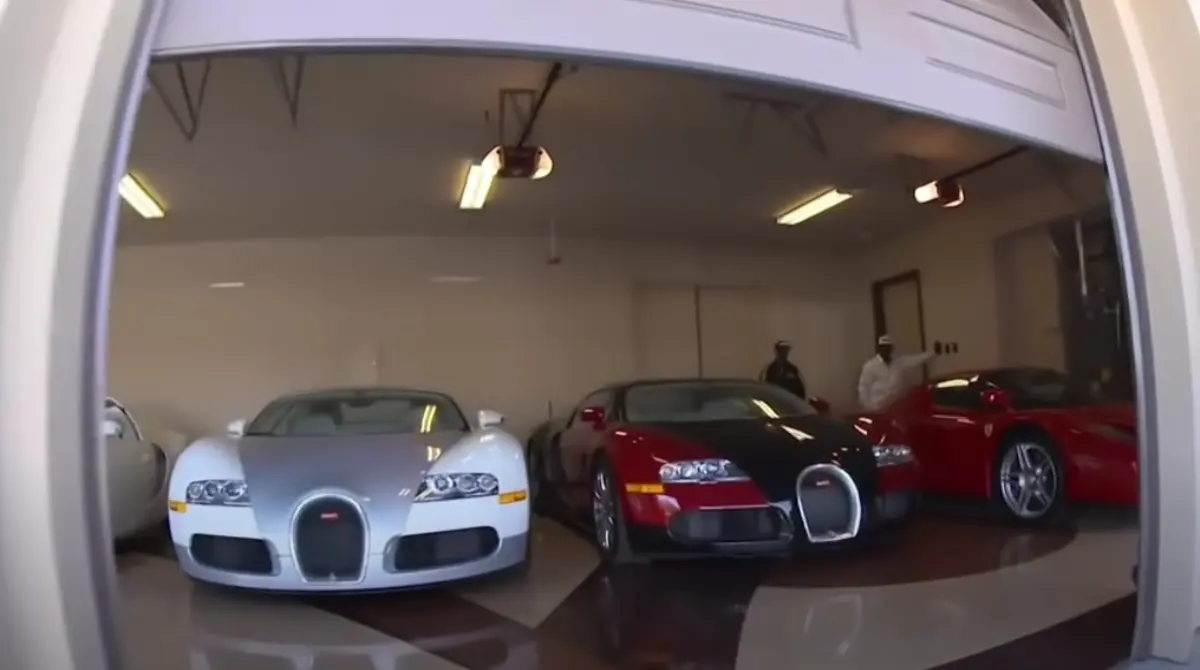 En el garage de su mansión Floyd tiene una de las cosas que más atesora: sus autos, y a pesar de que tiene un espacio para meter únicamente cinco coches, el boxeador tiene una colecciones de automóviles que supera los 100, que en su mayoría son Bugatti, una de sus marcas preferidas.