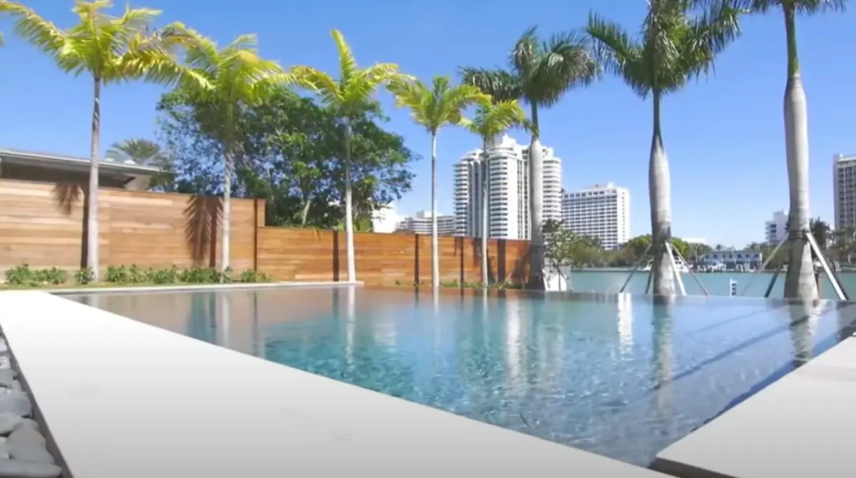 Así es la vista desde la alberca en un exclusivo condominio de Miami Beach donde se localiza la propiedad de Mayweather.
