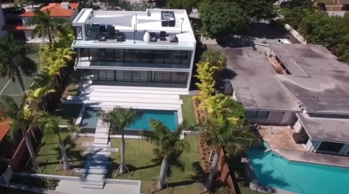 Además de su mansión en Beverly Hills, Mayweather cuenta con una lujosa propiedad de 3 pisos en Miami, a pocos metros de playas exclusivas y con alberca propia que está valuada en 7.7 millones de dólares.