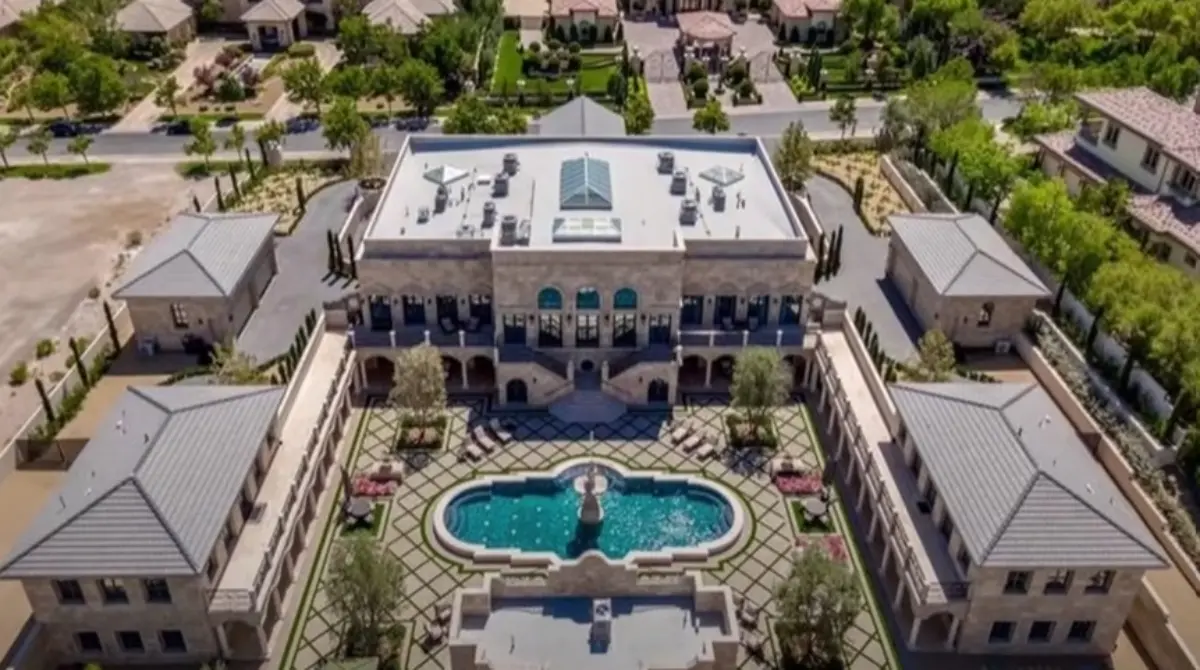 Así se ve la inmensidad de la mansión de Beverly Hills de Floyd Mayweather desde la vista de un helicóptero, una de las más grandes y recién remodeladas del condado.