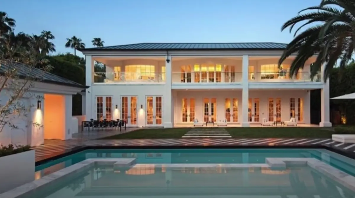 Durante la noche, la mansión se ilumina de manera sutil para mostrar las dos plantas de la construcción y todas las habitaciones que la integran.