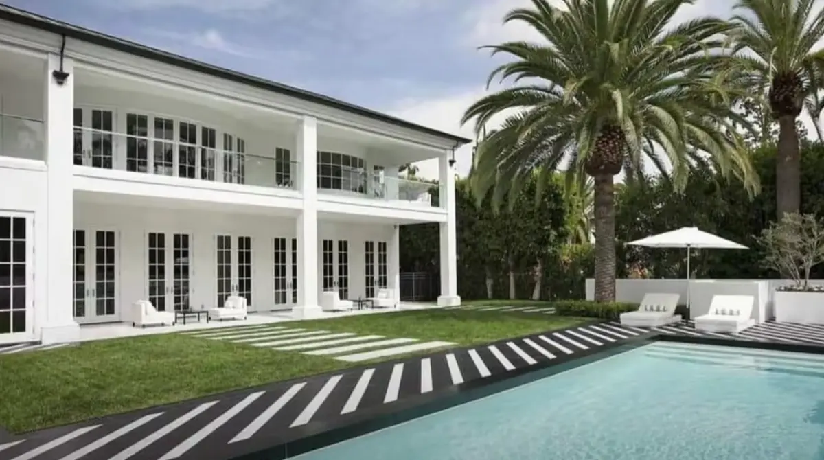 La mansión cuenta con más de 1400 metros de terreno y un espacio que contiene albercas, jardín, gimnasio, 6 habitaciones completas y la colección de autos de Mayweather.