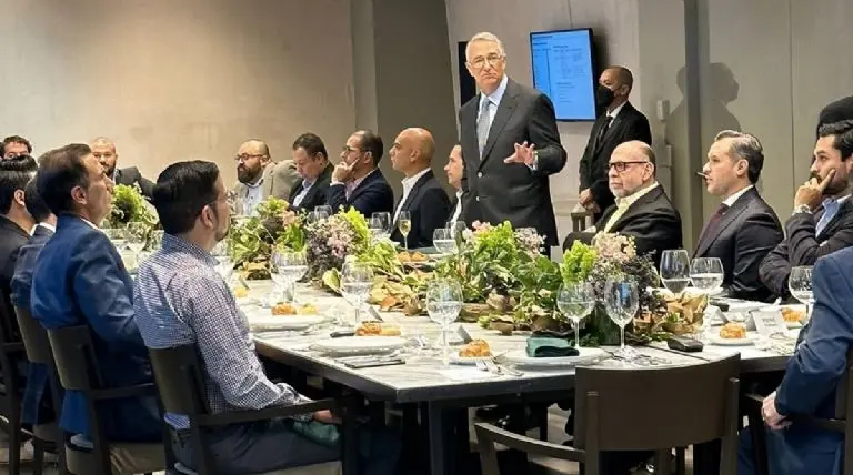 Salinas Pliego con sus invitados - @ricardosalinas