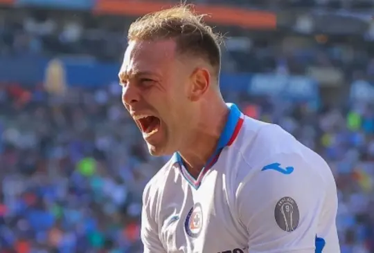 Carlos Rotondi celebra su cuarto gol anotado con Cruz Azul.