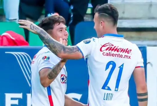 Huescas y Lotti celebran el gol del triunfo ante Pachuca.