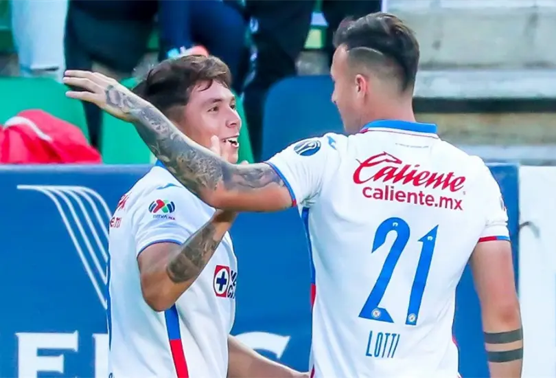 Huescas y Lotti celebran el gol del triunfo ante Pachuca. Huescas y Lotti celebran el gol del triunfo ante Pachuca.