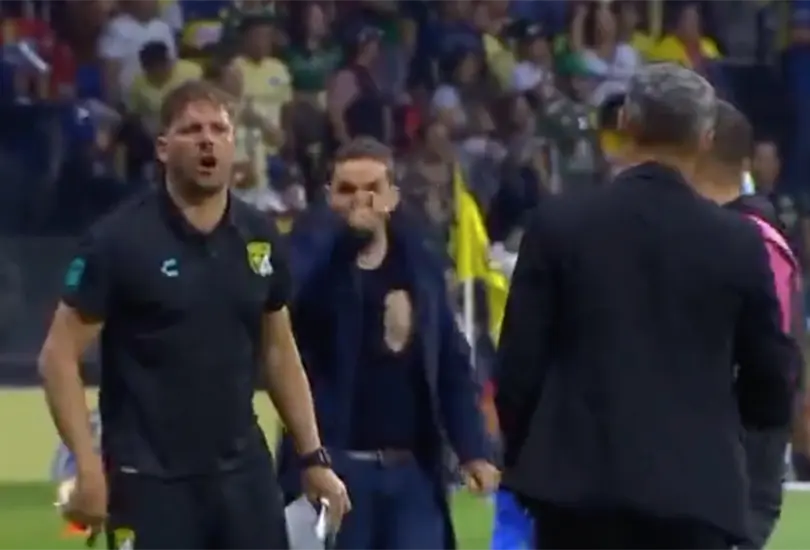 Larcam&oacute;n y Ortiz tuvieron una acalorada discusi&oacute;n durante el Am&eacute;rica vs Le&oacute;n.