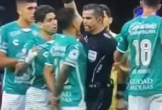 Tras viralizarse el video donde Fernando Hernández patea a un jugador de León, ya se sabría su castigo según el reglamento de Liga MX. 