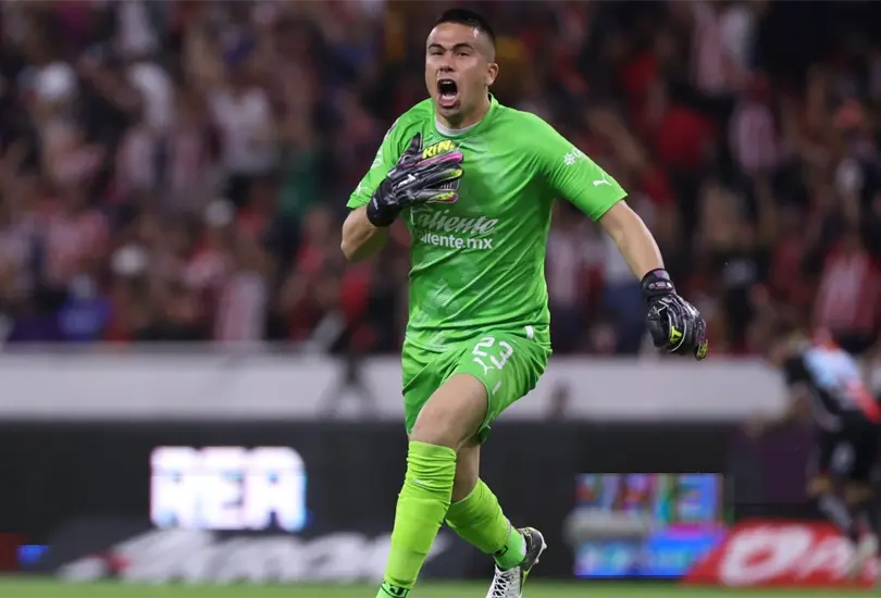 Wacho Jim&eacute;nez divivi&oacute; opiniones de la afici&oacute;n con memes despu&eacute;s de que hizo atajadas importantes a pesar de le recriminaron en dos goles en el Cl&aacute;sico Tapat&iacute;o