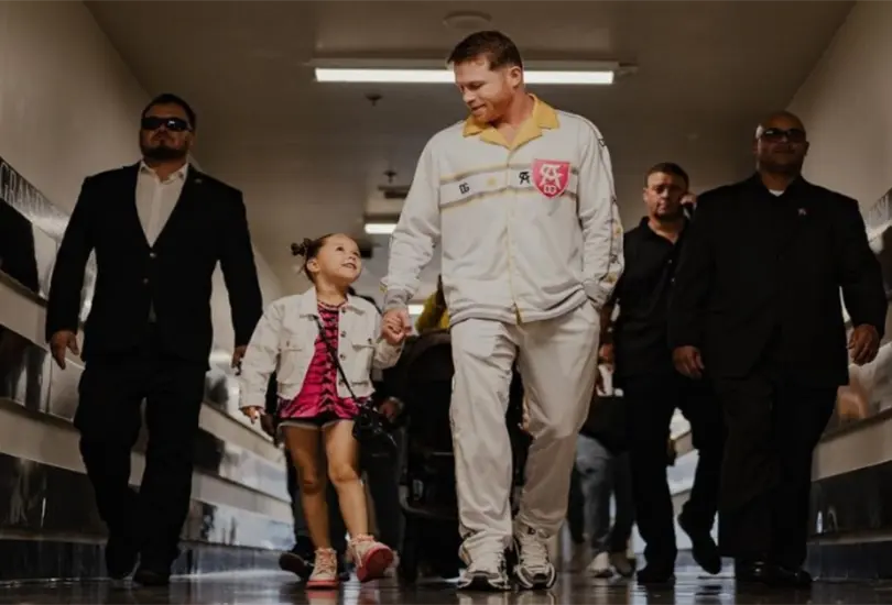 Canelo demuestra el cariño y la unión que le tiene a su hija más pequeña. Canelo demuestra el cariño y la unión que le tiene a su hija más pequeña.
