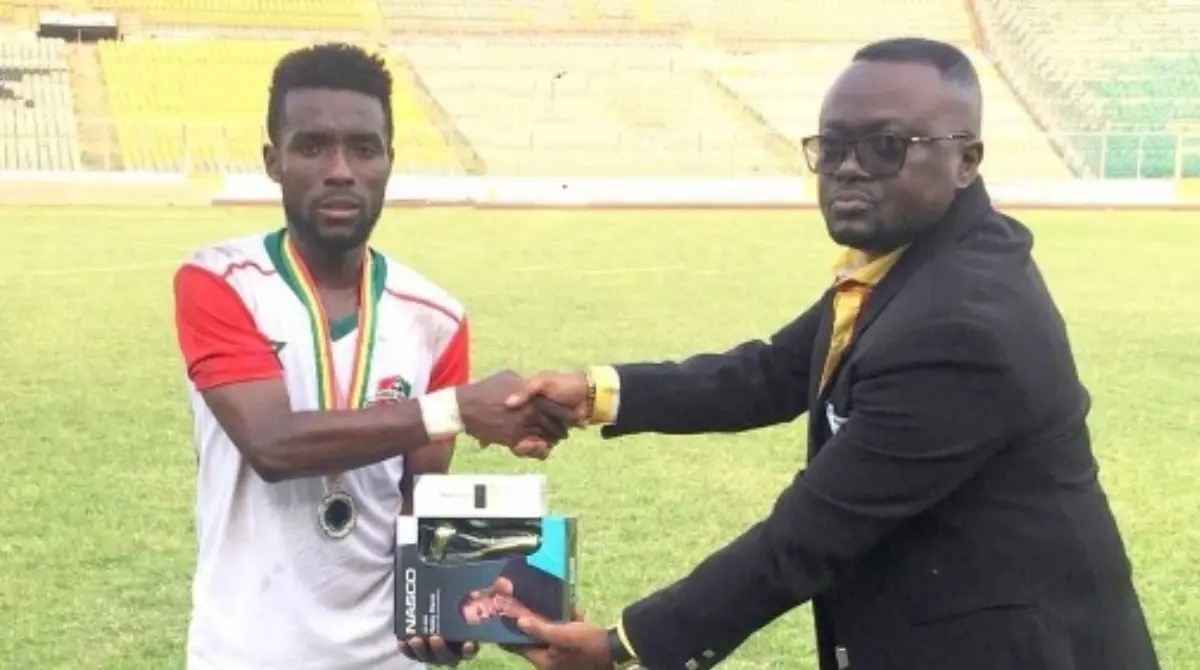 El patrocinador principal de la Liga de Ghana no solo se especializa en celulares, también en electrodomésticos, por lo que decidió regalar una afeitadora.