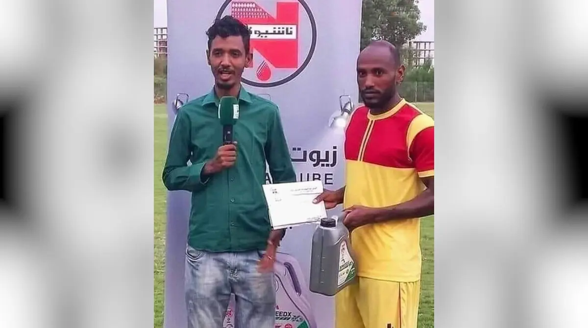 En el futbol de Sudán el Mejor Futbolista del Partido fue reconocido con un bote de aceite para automóvil.