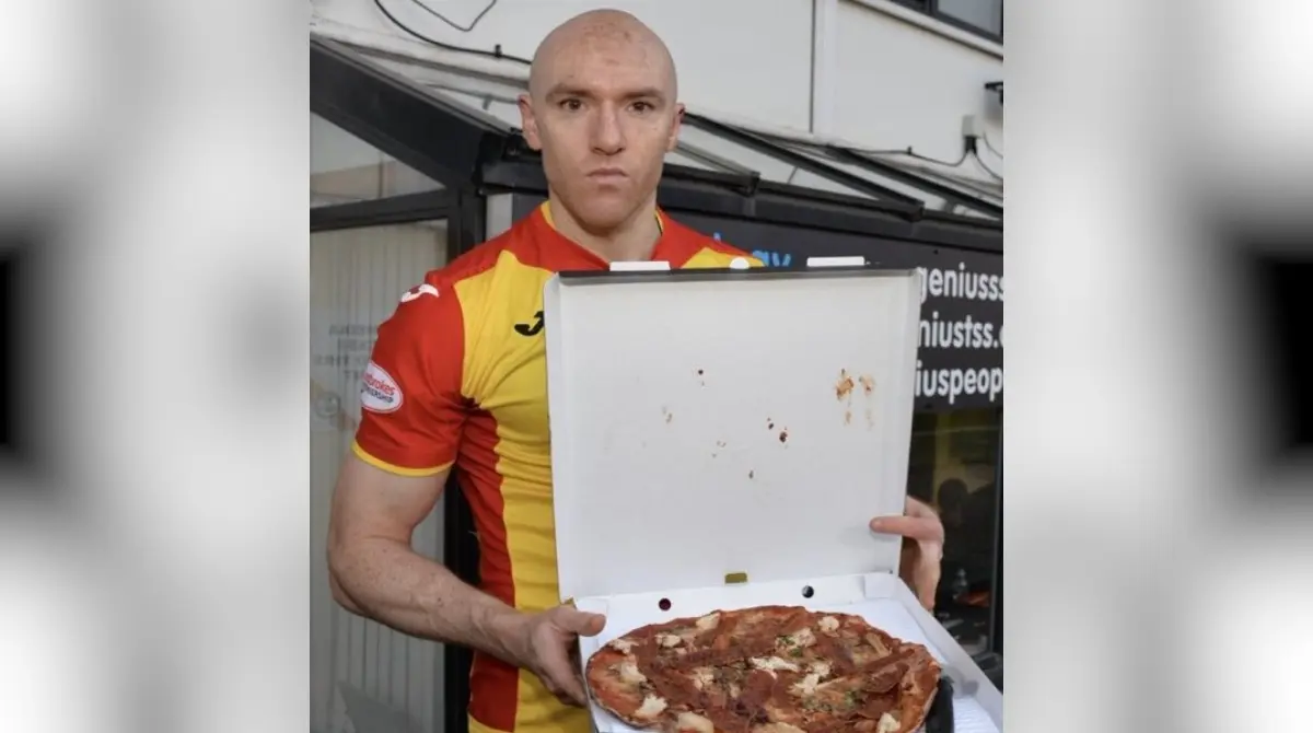Connor Sammon, futbolista irlandés de divisiones inferiores inglesas y escocesas, llegó a ser premiado como Man Of The Match con una pizza, esto cuando jugaba para el Motherwell de Escocia.