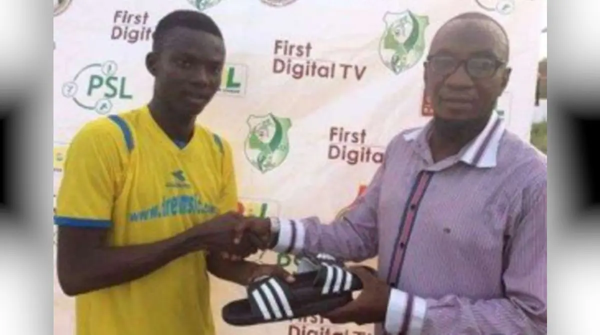 En la Segunda División de Ghana se suele entregar un par de chanclas Adidas al mejor futbolista de cada partido; este producto suele rondar entre los 500 y 800 pesos mexicanos.