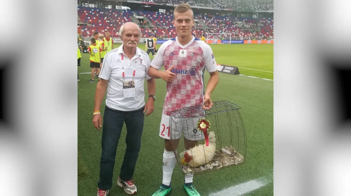 Las gallinas también son habituales en Europa, específicamente en el futbol de Polonia. En una ocasión, el mejor futbolista del Gornik Zabrze fue premiado con una gallina, misma que estaba enjaulada con todo y su cinta de aprobación.