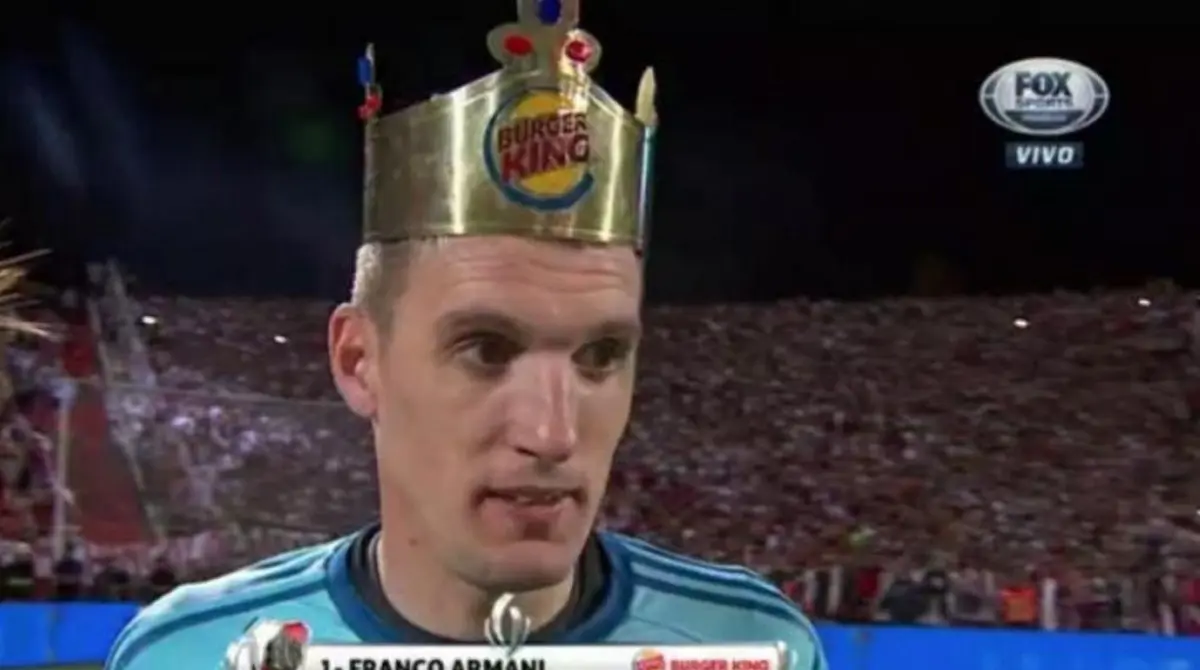 Cuando recién llegó a River Plate, Franco Armani fue reconocido como MVP y se le obsequió una corona de metal de Burger King, famoso restaurante de comida rápida.