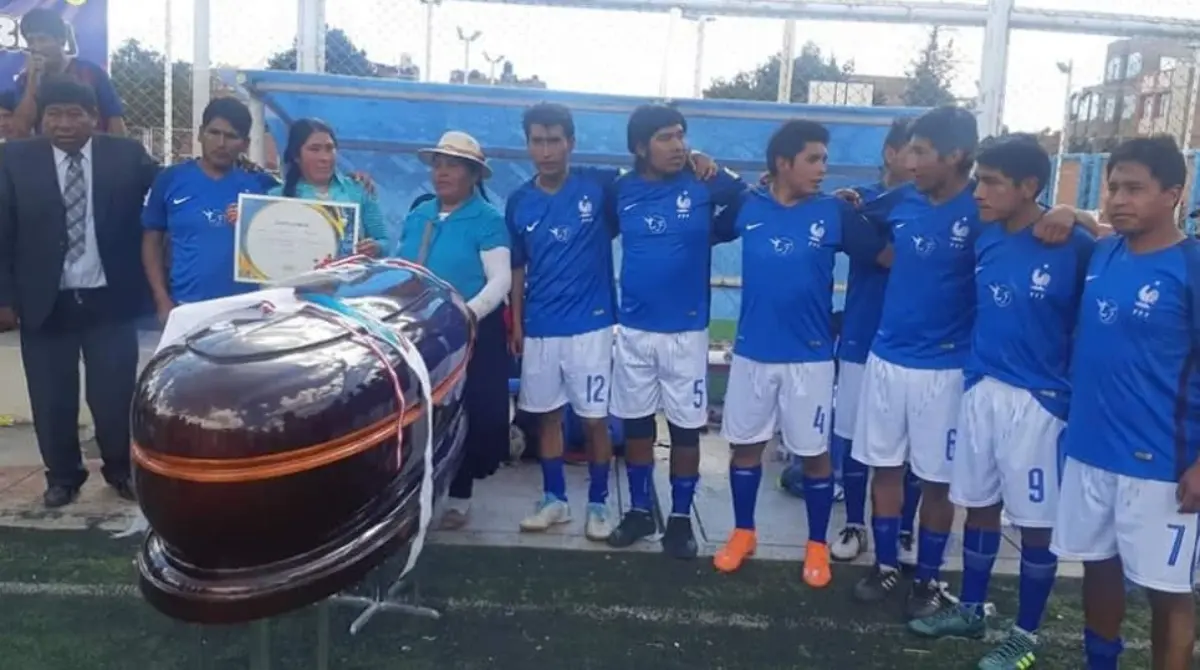 Fue en Perú donde la organización de un torneo local en la región de Juliaca decidió entregar un ataúd en lugar de un trofeo al equipo ganador del certamen.