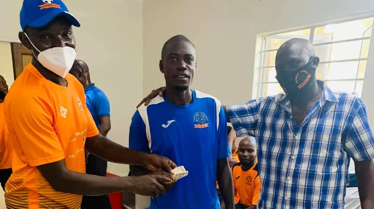 En las ligas inferiores de Zambia también hubo dinero de por medio para el futbolista que resultara MVP, aunque a diferencia de otros casos, a este jugador solamente se le entregó un billete.