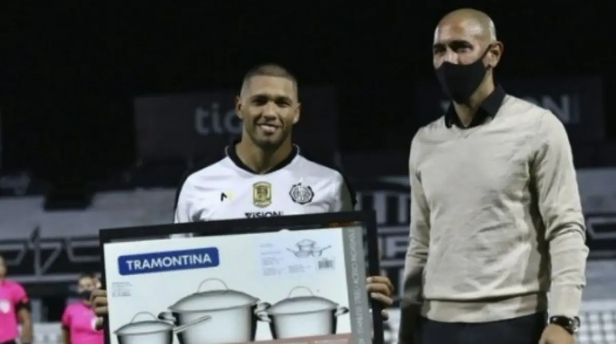 El Olimpia de Paraguay llegó a entregar baterías de cocina a los futbolistas que resultaban ser las figuras del partido. Dicho premio corría a cargo de uno de los patrocinadores del club.