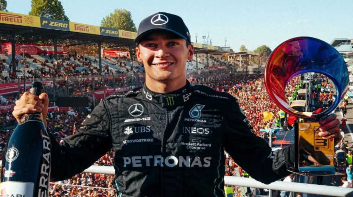 El segundo piloto británico de Mercedes, George Russell es un fiel seguidor de la Premier League y confesó que el equipo del que es hincha es el Wolverhapton, donde juega Raúl Jiménez, ha compartido fotografías con el plantel y cada que puede visita el estadio, además de tener su jersey con el 63.