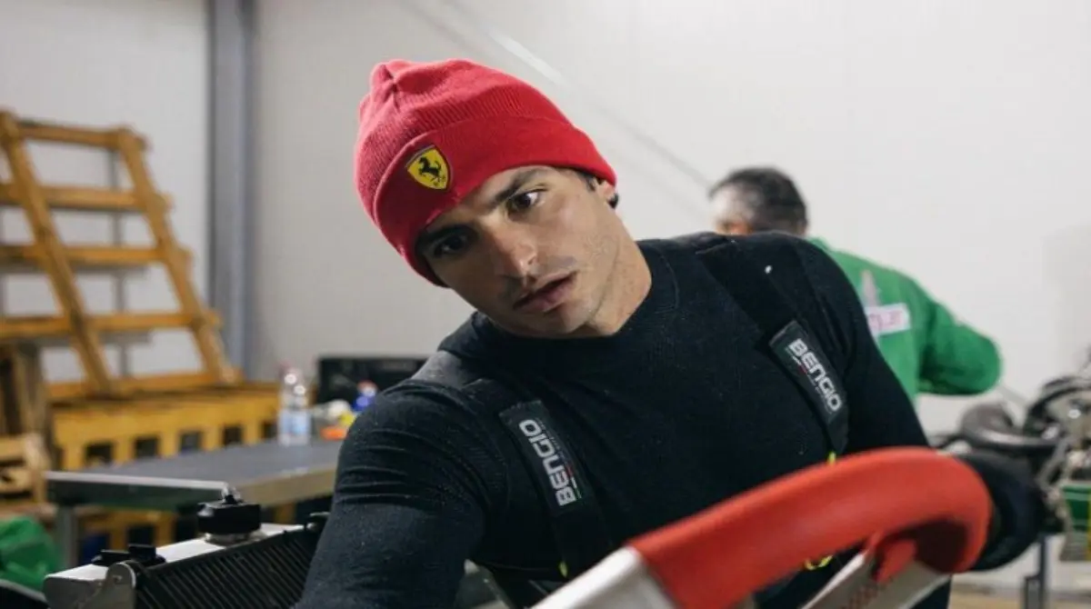 Nacido en Madrid, Carlos Sainz Jr. no dudó en ser hincha de uno de los clubes más grandes en la historia del futbol, siguiendo los pasos de su padre también en este terreno, con quien ha festejado los últimos títulos de los merengues.