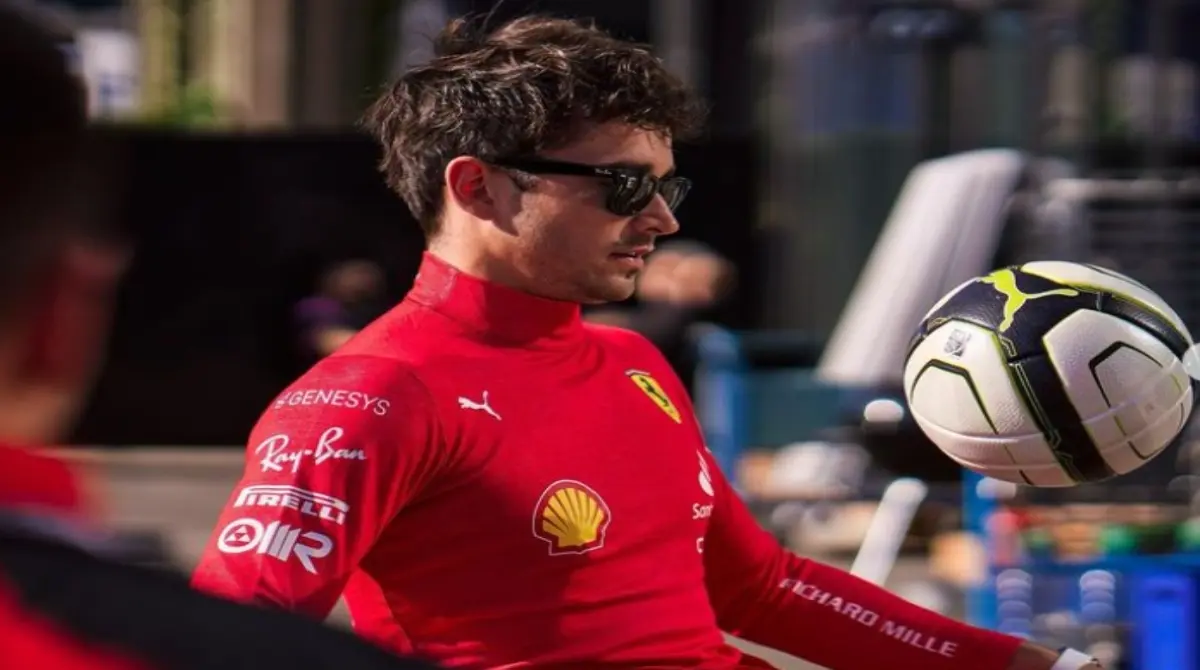 Charles Leclerc es monegasco y de ahí su apoyo al futbol local con el AS Mónaco, club que se ha agigantado desde que el piloto de Ferrari lo sigue en su infancia y ha llegado a disputar partidos benéficos en su cancha y nombrado embajador.