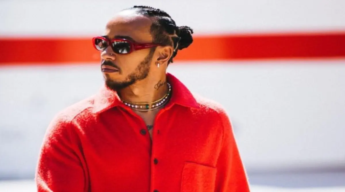 Lewis Hamilton es apasionado por el balompié desde que es un niño, incluso tuvo una etapa en la que consideró ser futbolista en lugar de piloto, y el equipo de sus amores es el Arsenal, de quien ha visitado las instalaciones a lo largo de su vida y conoce al equipo en todas sus facetas.