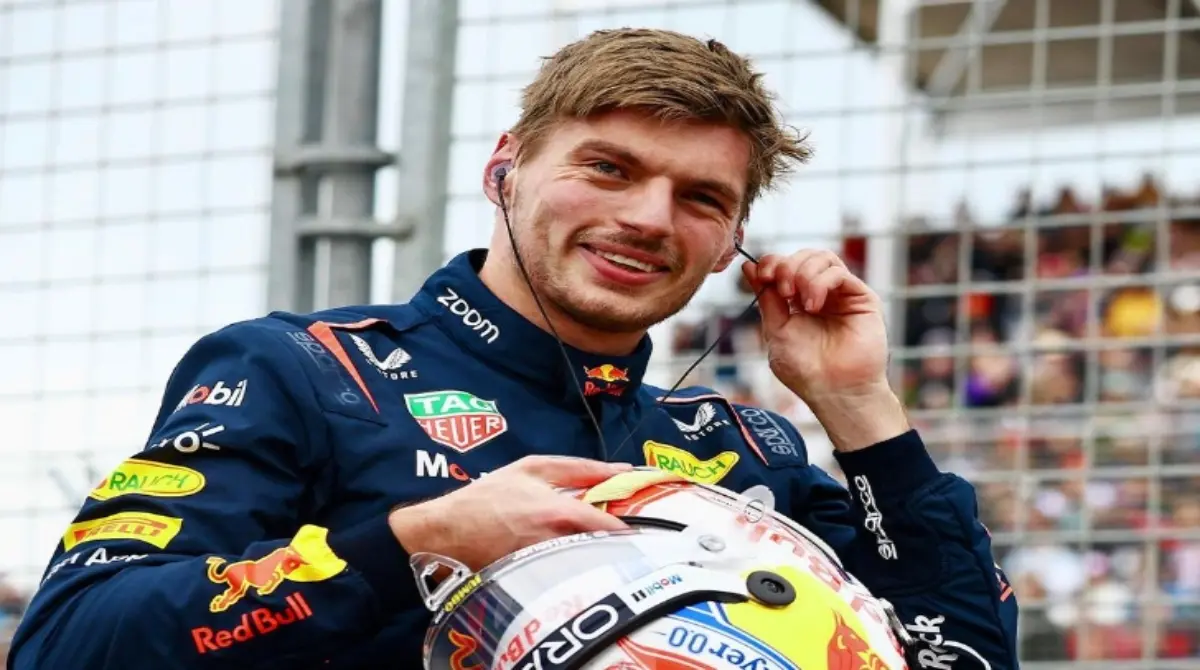 El holandés Max Verstappen ha confesado en entrevistas que es fanático del PSV Eindhoven desde su infancia y acude regularmente al estadio para apoyar sus colores, además de que su competencia favorita es la Champions League.