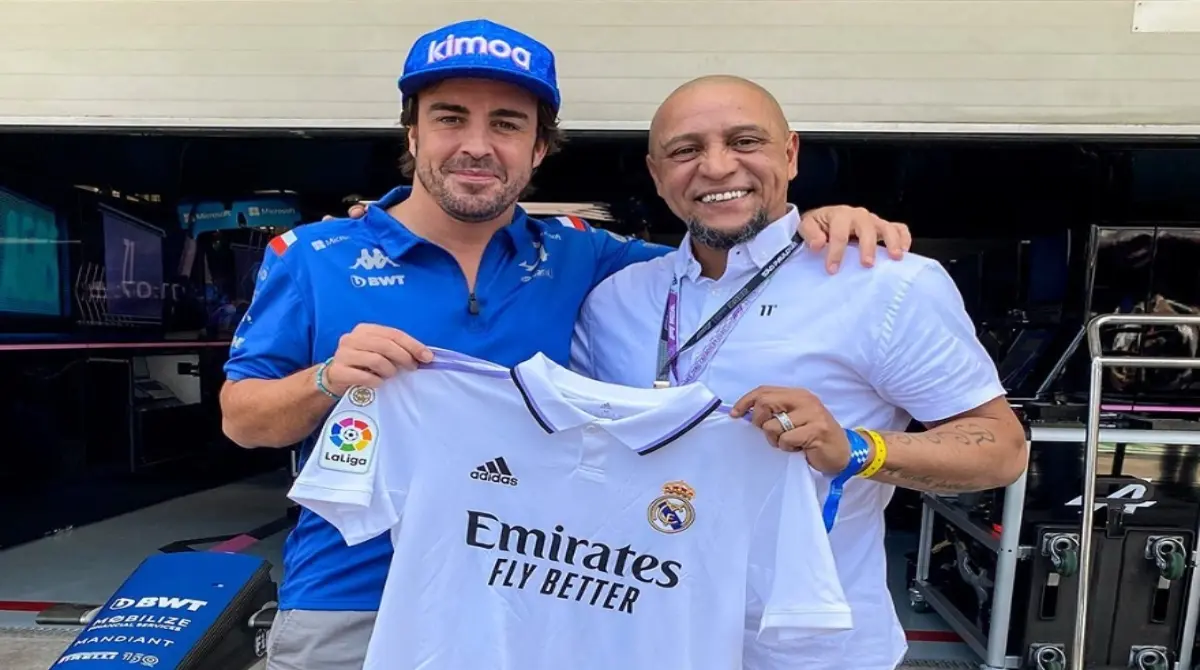 Fernando Alosno es nacido en Oviedo pero eso no le impide ser un gran hincha del Real Madrid; es coleccionista de jerseys, se le ve en el Santiago Bernabéu regularmente y es socio de honor del club.