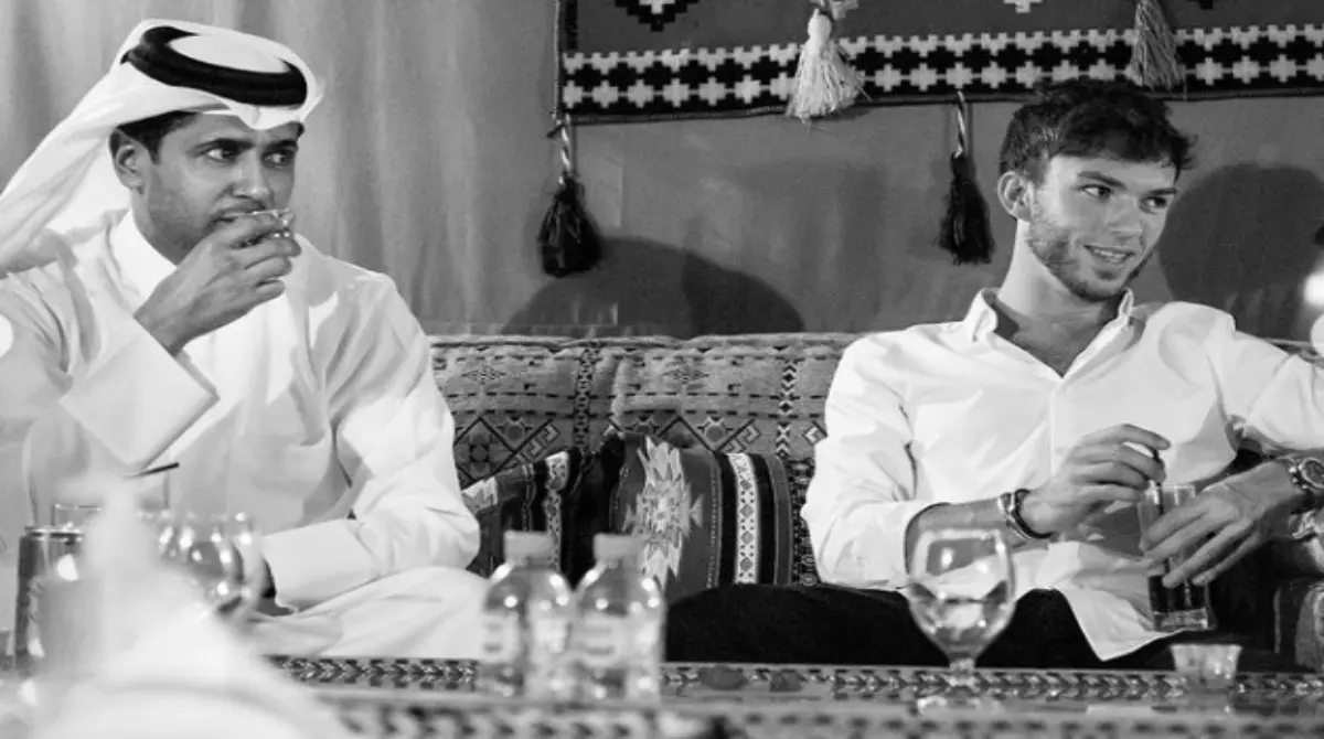 Pierre Gasly es un joven que se ilusionó con el futbol cuando vio jugar al equipo de la capital de su país, el París Saint Germain, escuadra a quien siempre ha tenido cerca y además ha formado una gran relación con jugadores y con el dueño Nasser Al-Khelaifi.