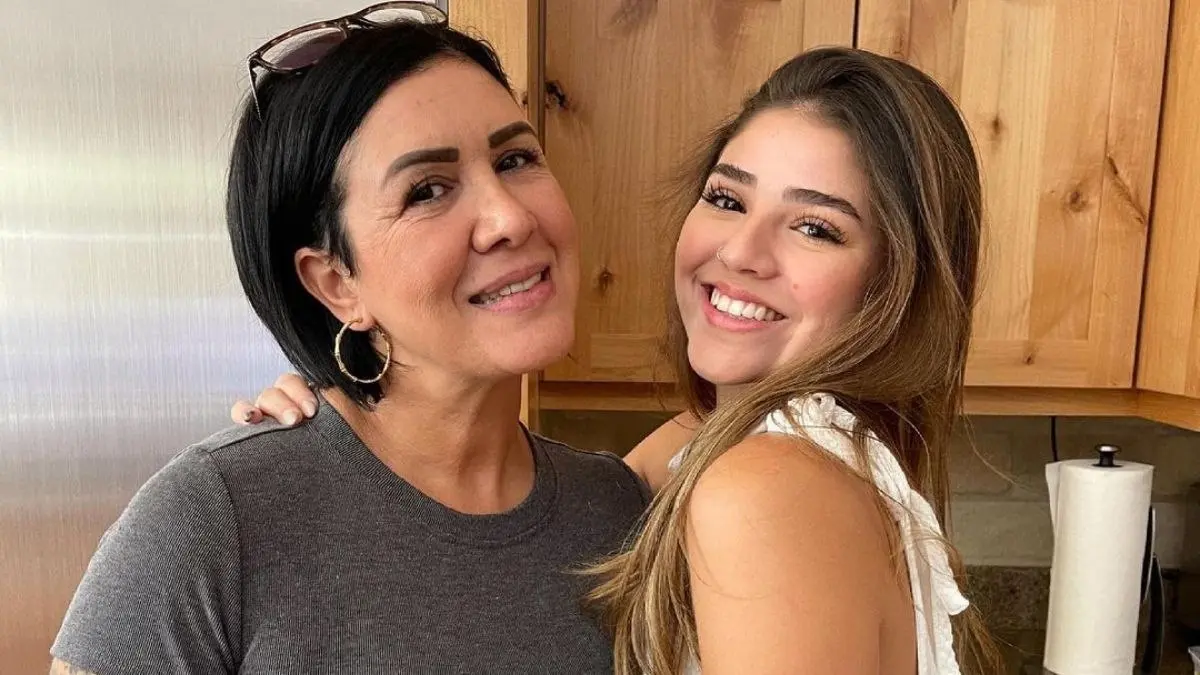 También es frecuente que comparta fotografías con su madre, Angie Gutierrez, en sus perfiles personales.