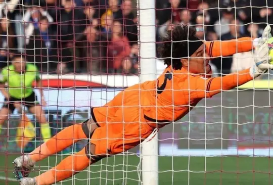 Ochoa bajo los tres postes del Salernitana.