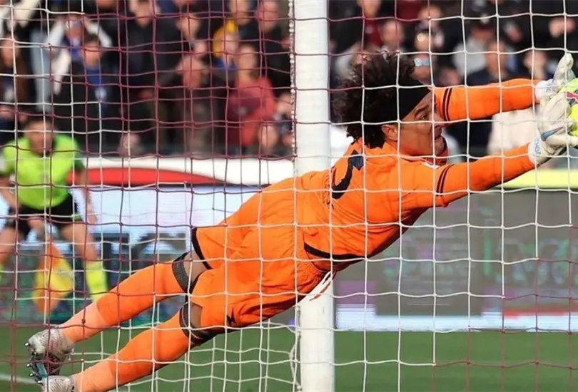 Ochoa bajo los tres postes del Salernitana.