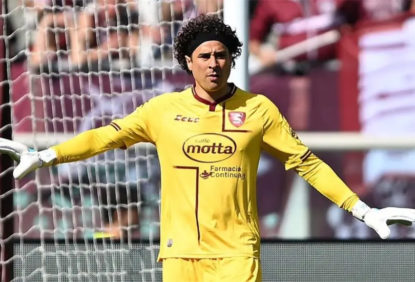 Guillermo Ochoa volvi&oacute; a ser premiado por la Salernitana despu&eacute;s de que los salv&oacute; del descenso en la presente temporada de la Serie A.
