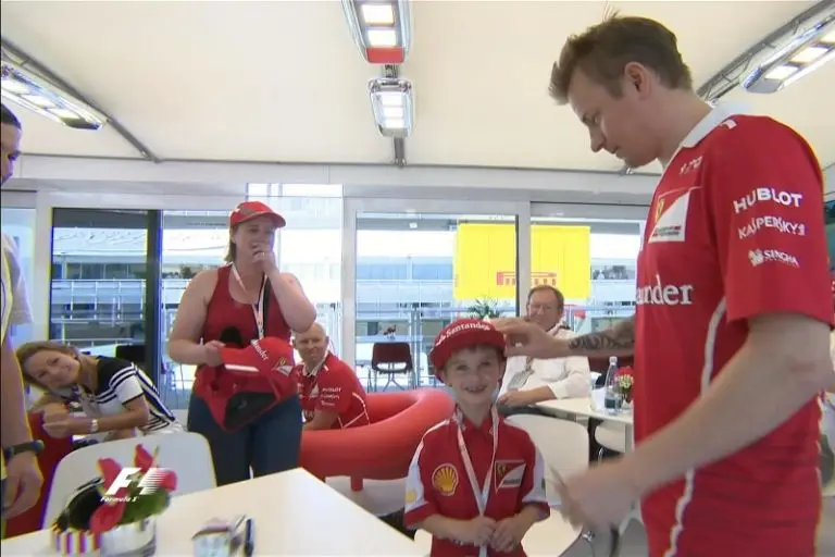 Kimi Raikkonen conoció al niño que lloró porque no pudo terminar el GP de España 2017 - Twitter @F1