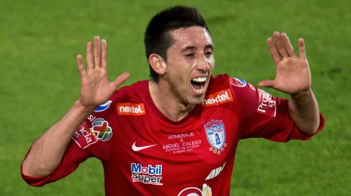 Herrera debut&oacute; con el primer equipo de los Tuzos en 2011 y permaneci&oacute; en el equipo por 2 a&ntilde;os, siempre sobresaliente y en la delantera para llevarse el Bal&oacute;n de Oro del futbol mexicano, hasta que en 2013 fue fichado por el Porto.