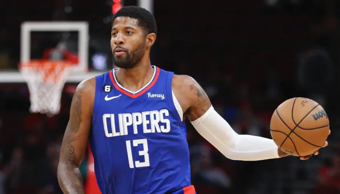 Paul George siempre está entre el grupo de los mejores anotadores de la NBA y como un jugador que toma el puesto de estrella cuando se le necesita, lo que le recompensaron Los Angeles Clippers al darle un salario de 42.4 millones de dólares.