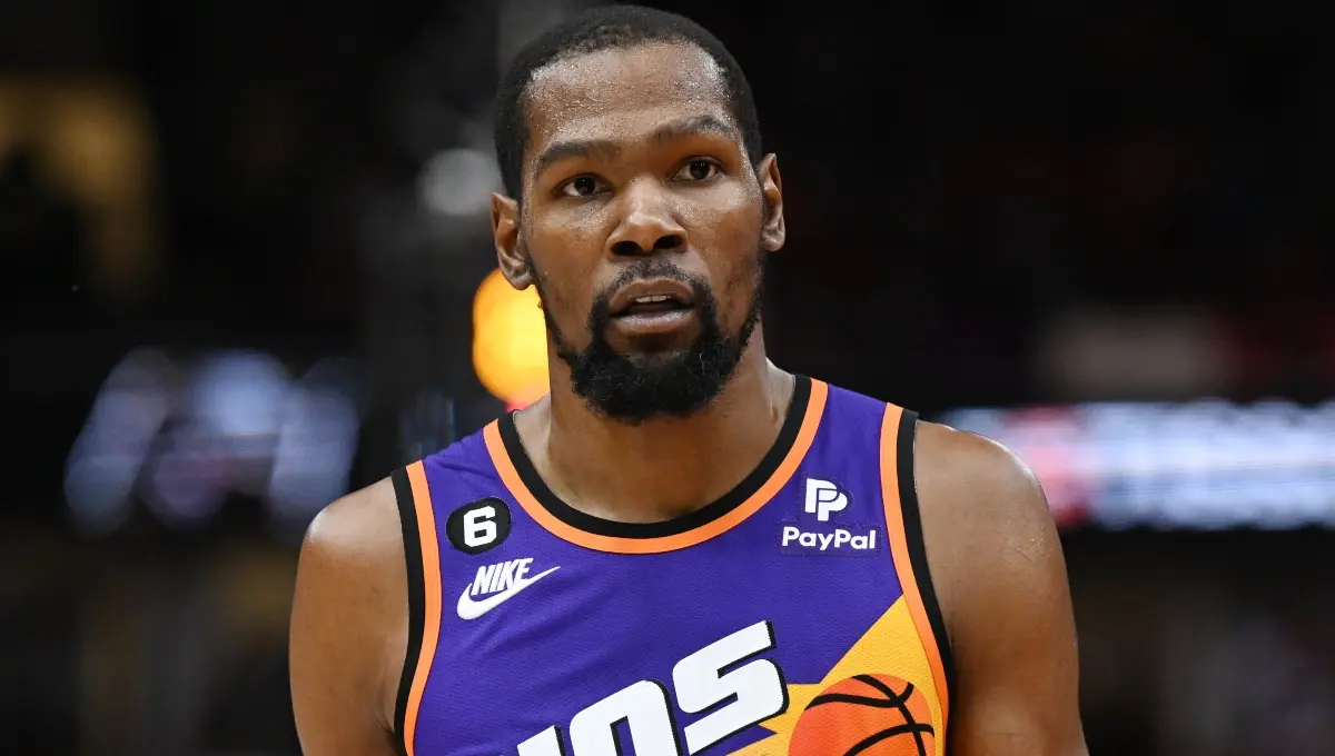 Kevin Durant no ha encontrado un equipo fijo para brillar desde que salió de Golden State, por lo que, después de pasar por los Broolkyn Nets, firmó con los Phoenix Suns donde recibe 44.1 millones de dólares por temporada. 