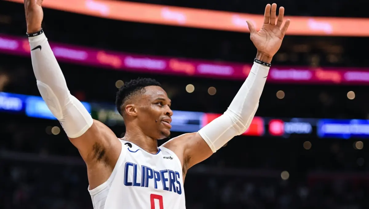 A pesar de que comenzó la temporada jugando con Los Angeles Lakers, Russel Westbrook, no pudo cumplir con las expectativas y a mitad de la campaña se fue con los vecinos, Los Angeles Clippers, manteniendo el segundo salario más alto al percibir 47 millones de dólares.