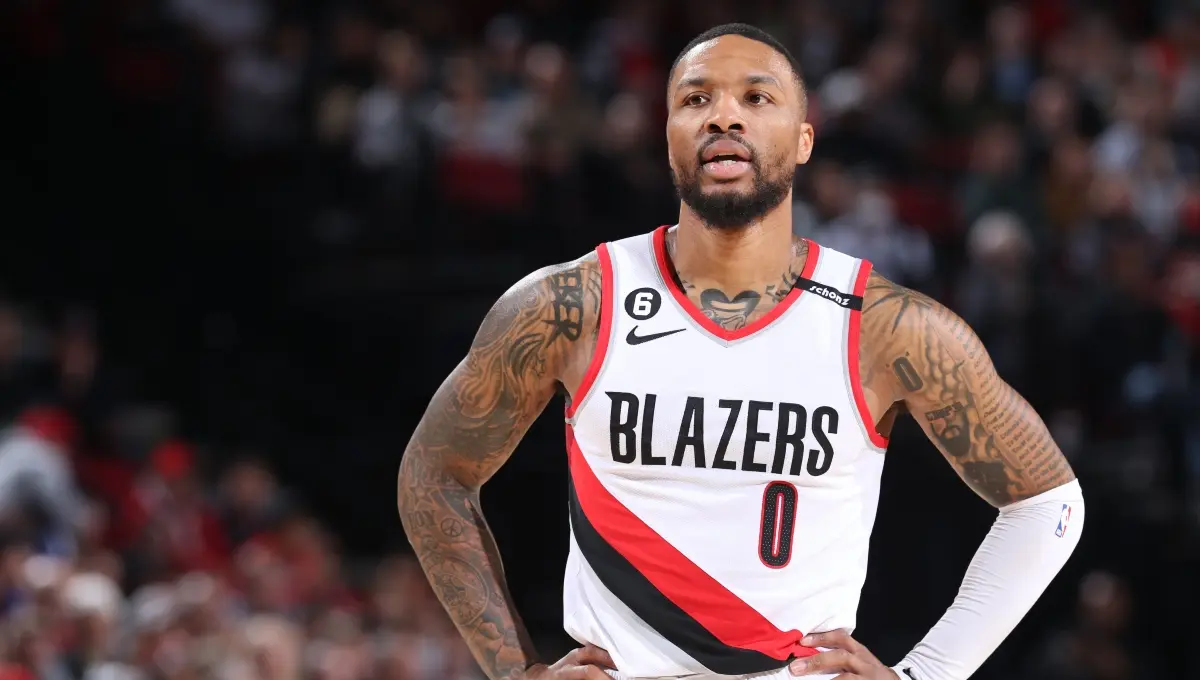 Damian Lillard es conocido por ser un tirador de larga distancia efectivo, lo que se demostró en la competencia de triples en donde fue campeón, además de que es la máxima estrella de los Portland Trail Blazers que cobra 42.4 millones de dólares por camapaña.