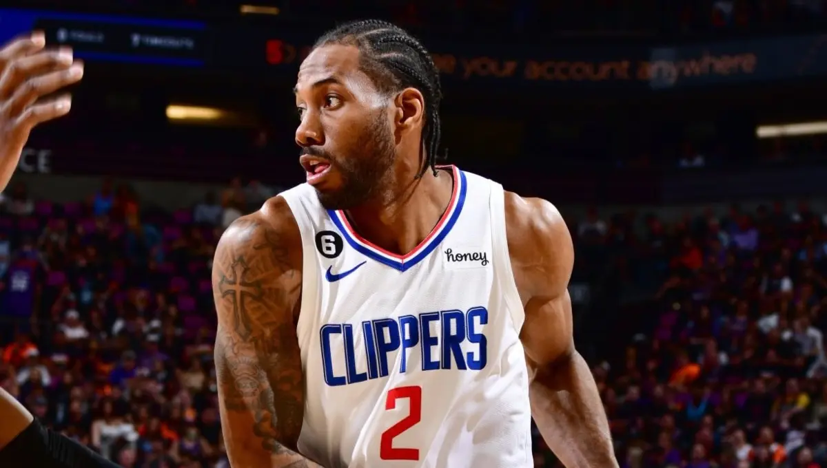 Quien fue elegido como mejor defensivo del año y MVP de las finales, Kawhi Leonard, es la máxima estrella de Los Angeles Clippers, y a pesar de que no ha podido regresar a su mejor nivel por las lesiones, 'La Garra' cobra 42.4 millones de dólares.
