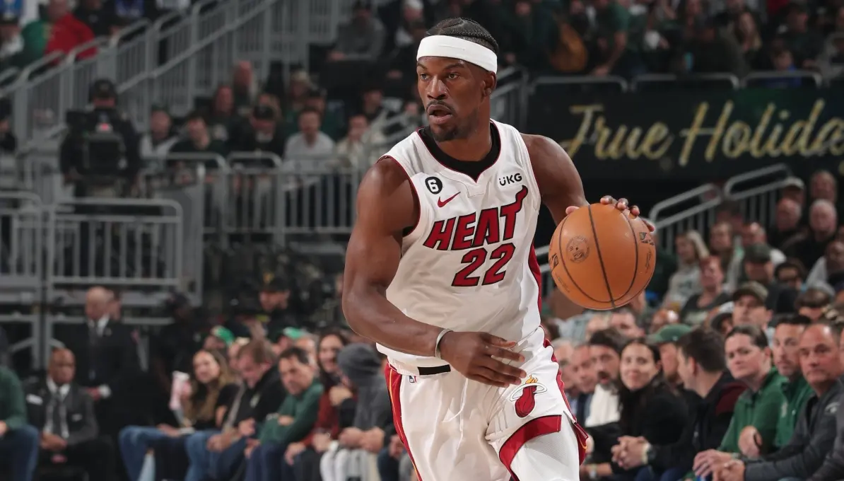 La efectividad en tiros de media distancia y la inteligencia para jugar definen a Jimmy Butler, que ha llevado al Miami Heat a los primeros lugares de la NBA, por lo que le han recompensado su camino con salario de 37.9 millones de dólares. 