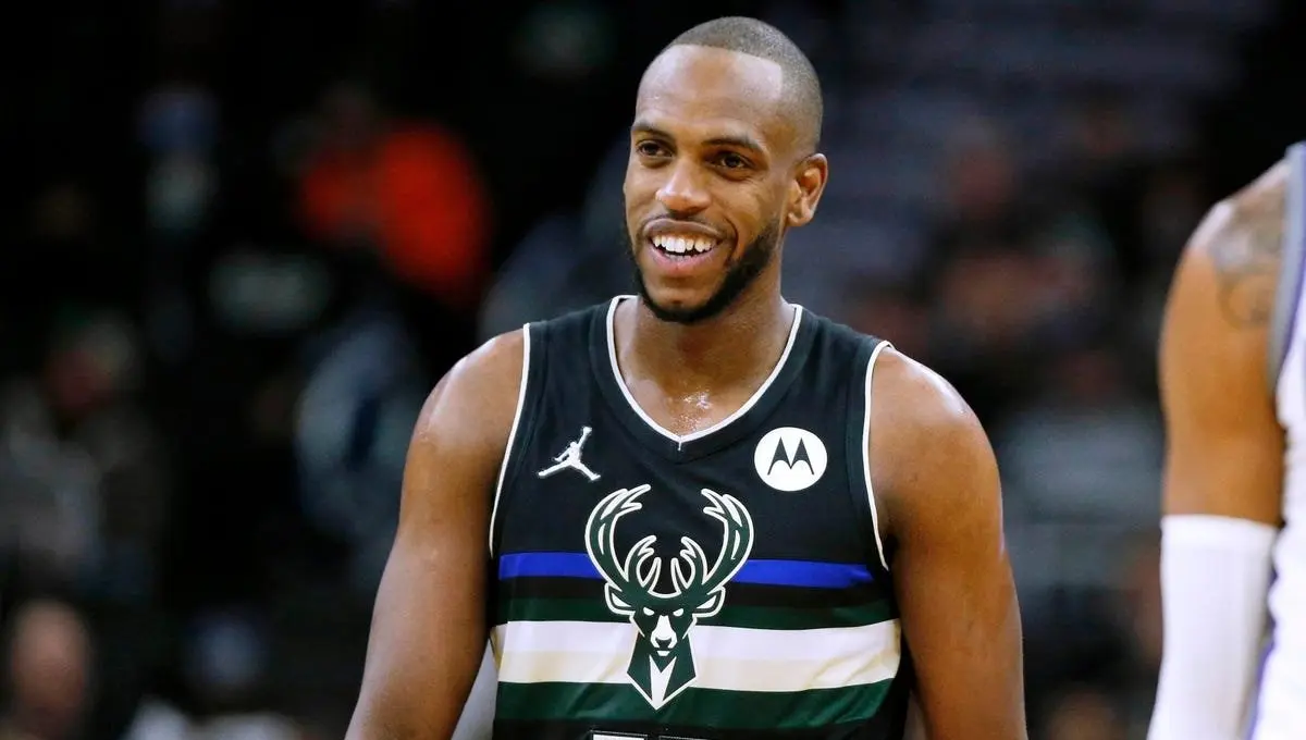A pesar de no ser mediático, Khris Middleton en la duela siempre ha demostrado su talento ofensivo y defensivo, que le ha permitido ser uno de los intocables de los Milwaukee Bucks y en las oficinas se lo recompensaron con un contrato por 37.9 millones de dólares. 